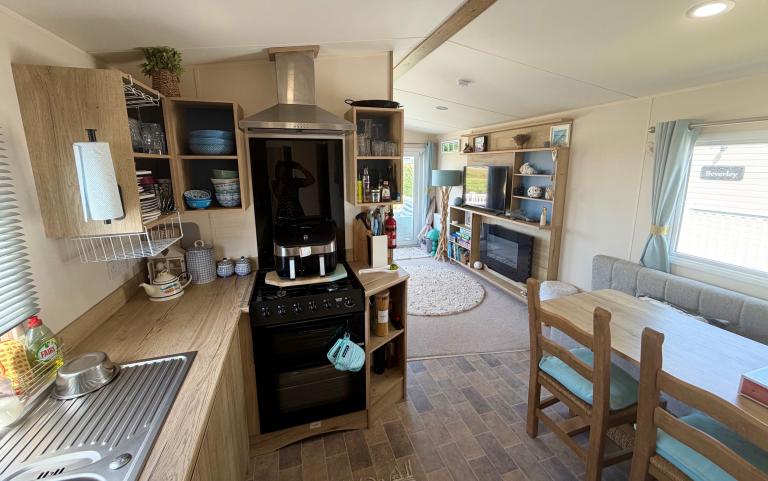 Pitch 16 Kitchen Dining Area