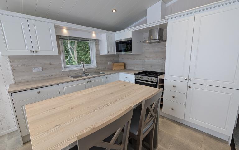 Kitchen with breakfast island