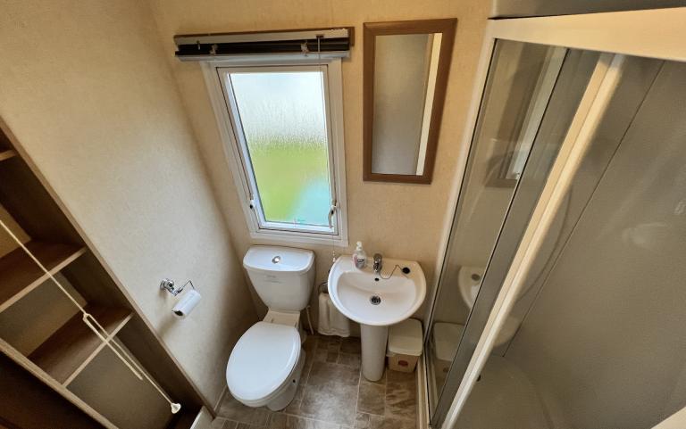 Main bathroom 
